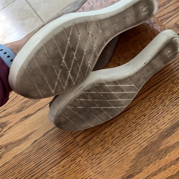 Donald Pliner Carli Metallic Shimmer Wedge Heels Pumps - Picture 6 of 6